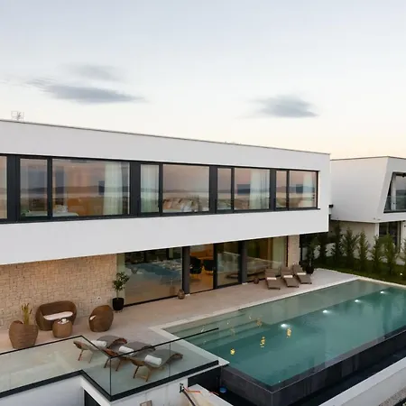 Luxury With A Swimming Pool - 21615 Zadar