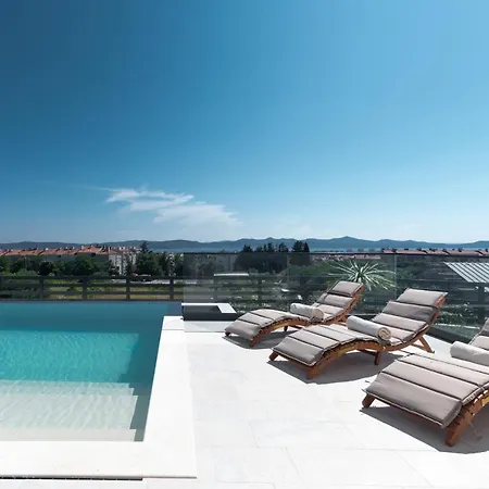 Luxury With A Swimming Pool - 21615 Vila